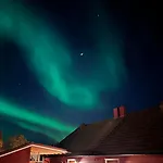 Half Of A Semi-detached House With 2 Bedrooms, 1100 M To Center! Tromsø