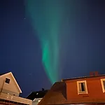 Lejlighed Half Of A Semi-detached House With 2 Bedrooms, 1100 M To Center! Tromsø