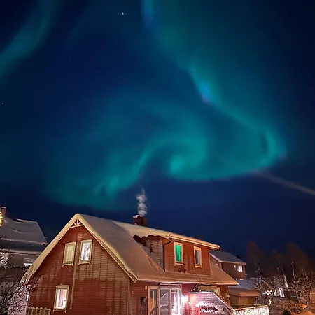 Half Of A Semi-detached House With 2 Bedrooms, 1100 M To Center! Tromsø