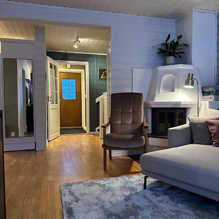 Half Of A Semi-detached House With 2 Bedrooms, 1100 M To Center! Tromsø