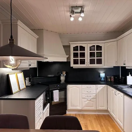 Half Of A Semi-detached House With 2 Bedrooms, 1100 M To Center! 公寓 特罗姆瑟