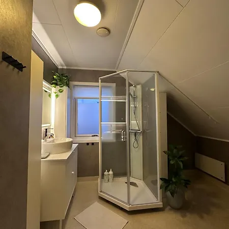 Half Of A Semi-detached House With 2 Bedrooms, 1100 M To Center! * トロムソ