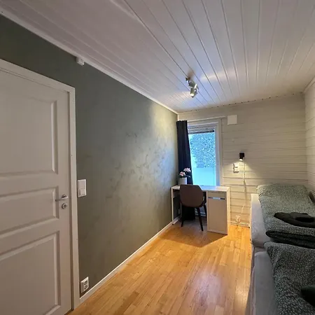 Half Of A Semi-detached House With 2 Bedrooms, 1100 M To Center! トロムソ