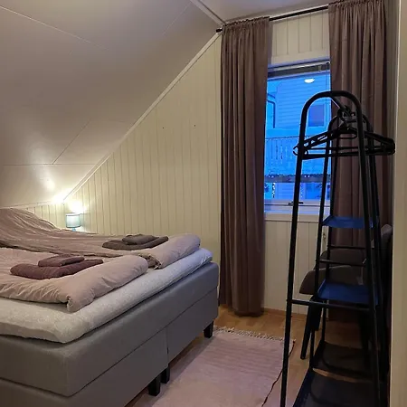 Half Of A Semi-detached House With 2 Bedrooms, 1100 M To Center! トロムソ