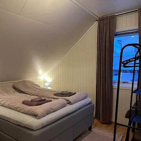 Half Of A Semi-detached House With 2 Bedrooms, 1100 M To Center! Tromsø