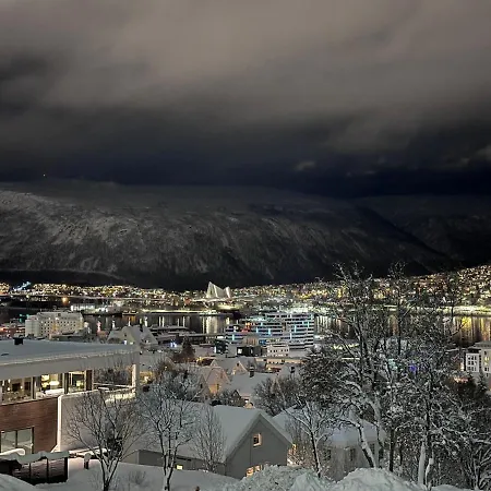 Half Of A Semi-detached House With 2 Bedrooms, 1100 M To Center! * Tromsø