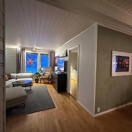 Half Of A Semi-detached House With 2 Bedrooms, 1100 M To Center! アパート
