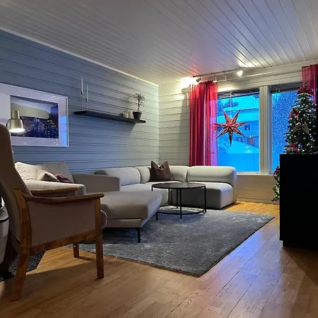 アパート Half Of A Semi-detached House With 2 Bedrooms, 1100 M To Center! トロムソ