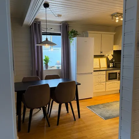 アパート Half Of A Semi-detached House With 2 Bedrooms, 1100 M To Center! トロムソ