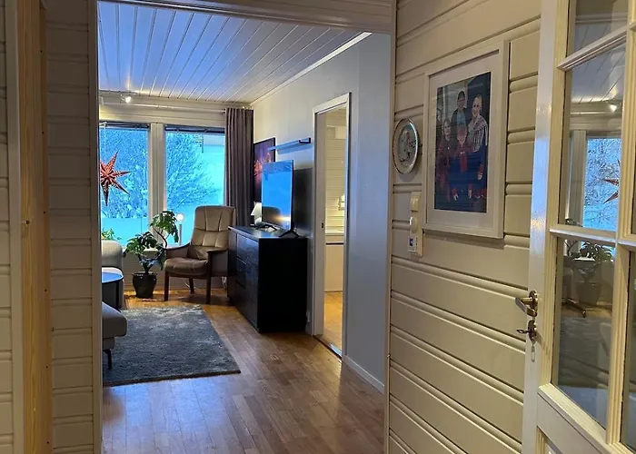 Half Of A Semi-detached House With 2 Bedrooms, 1100 M To Center! 公寓 特罗姆瑟