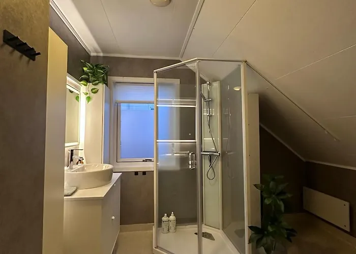 Half Of A Semi-detached House With 2 Bedrooms, 1100 M To Center! * 特罗姆瑟