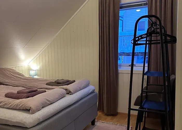Half Of A Semi-detached House With 2 Bedrooms, 1100 M To Center! 特罗姆瑟