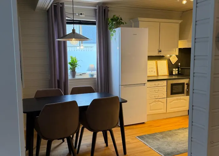アパート Half Of A Semi-detached House With 2 Bedrooms, 1100 M To Center! トロムソ